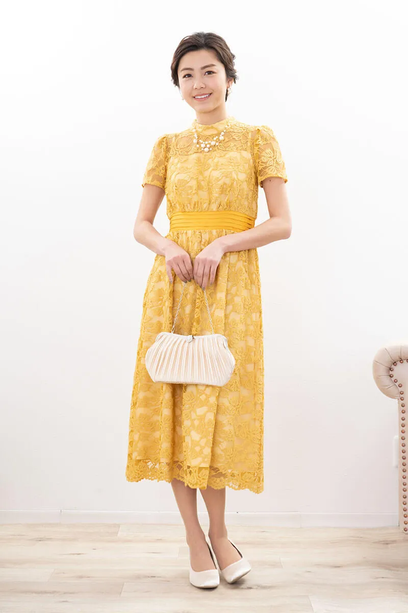 イエローのフローラルレースハイネックドレス