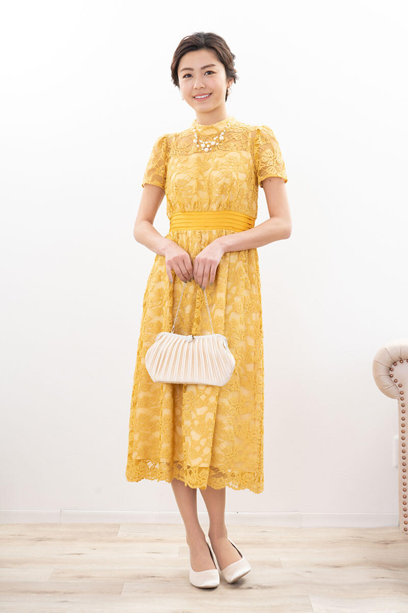 イエローのフローラルレースハイネックドレス