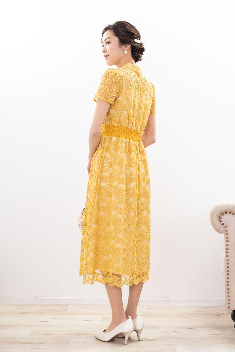 イエローのフローラルレースハイネックドレス