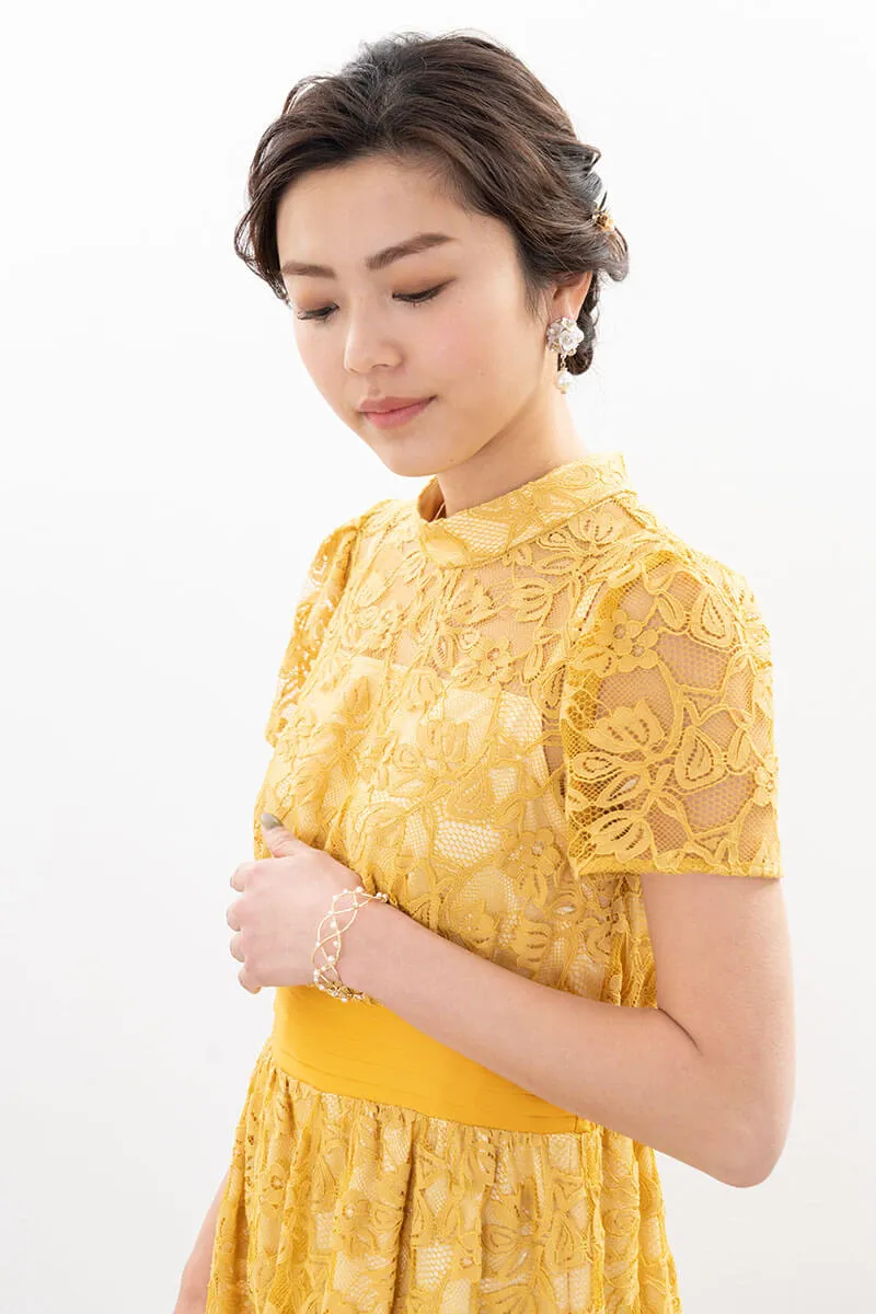 イエローのフローラルレースハイネックドレス