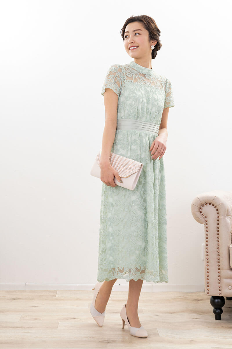 ミントグリーンのフローラルレースハイネックドレス