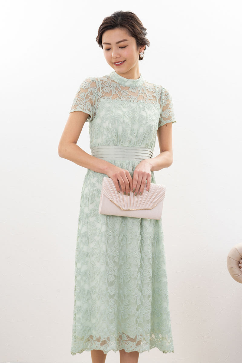 ミントグリーンのフローラルレースハイネックドレス