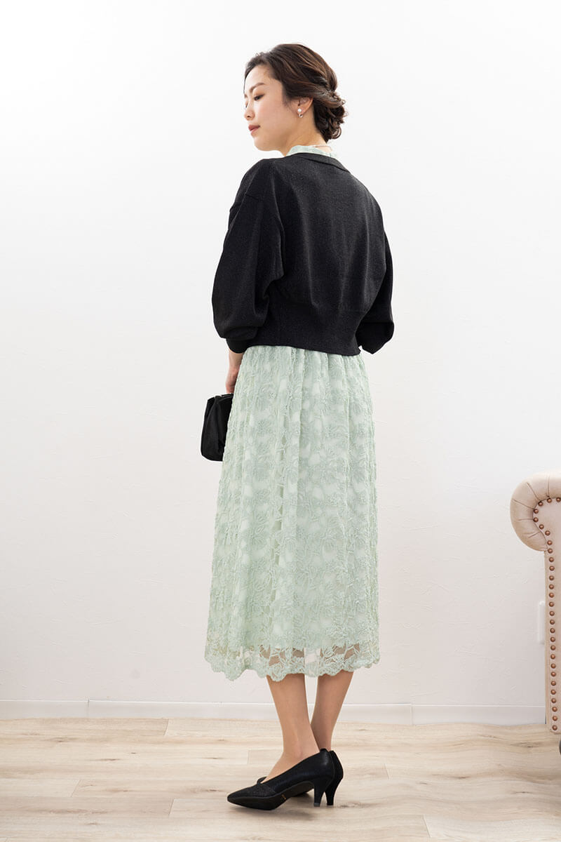 ミントグリーンのフローラルレースハイネックドレス