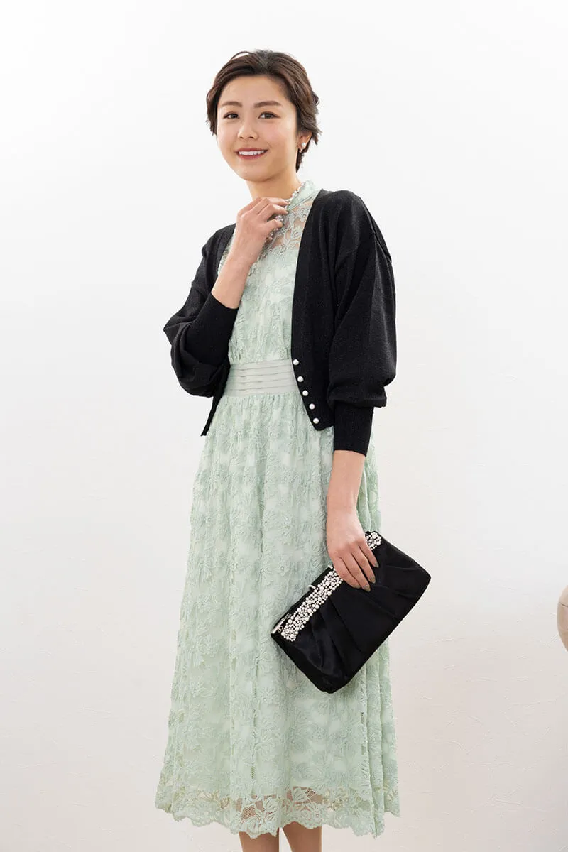 ミントグリーンのフローラルレースハイネックドレス