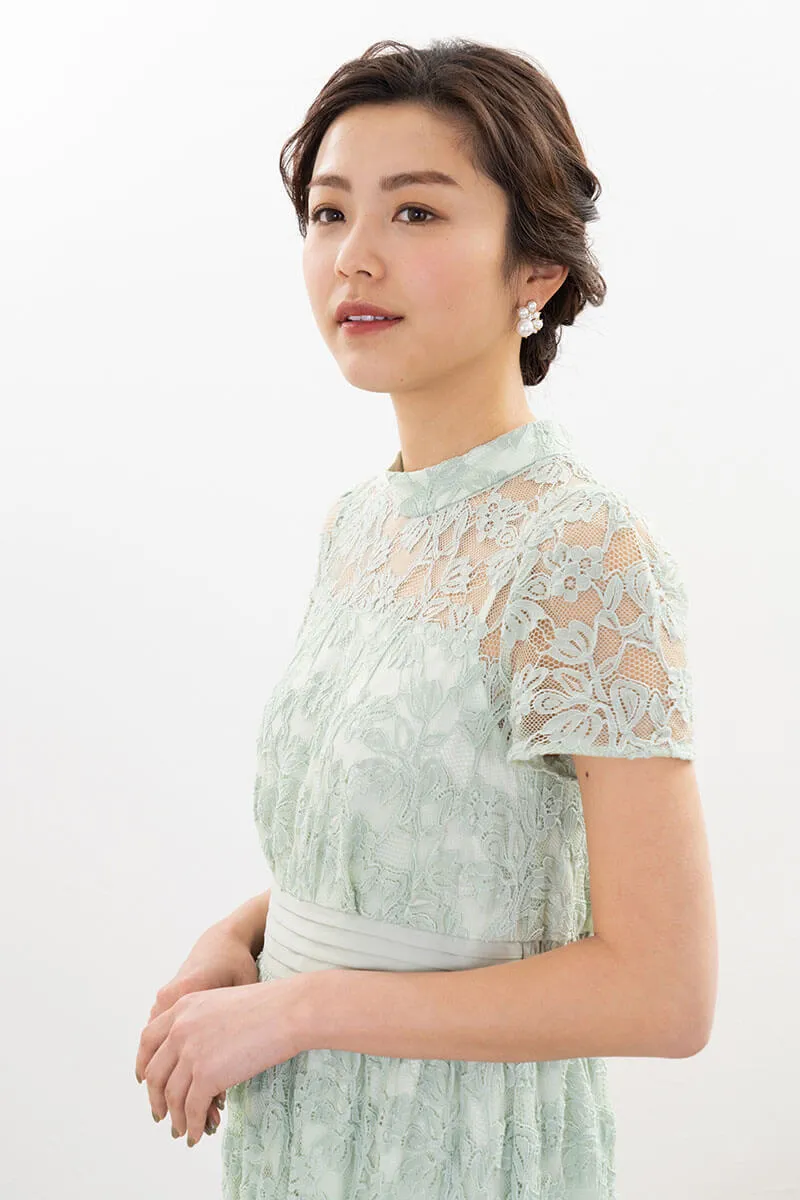 ミントグリーンのフローラルレースハイネックドレス