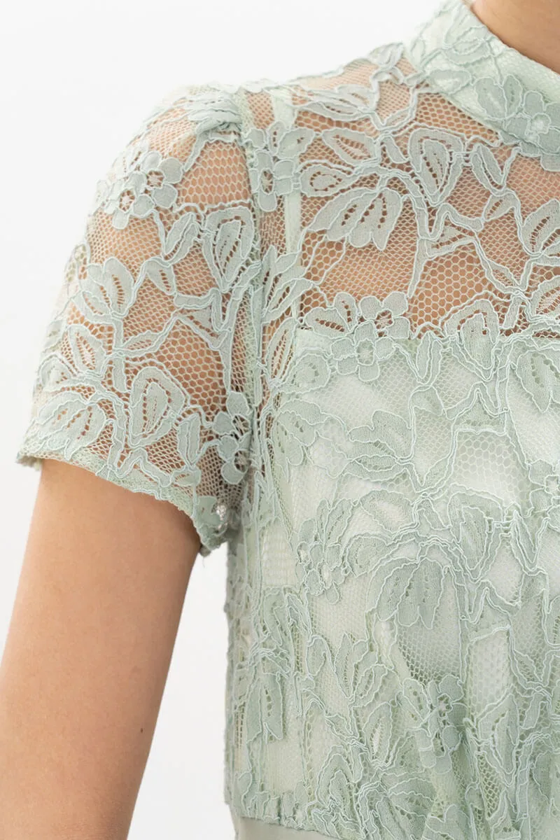 ミントグリーンのフローラルレースハイネックドレス