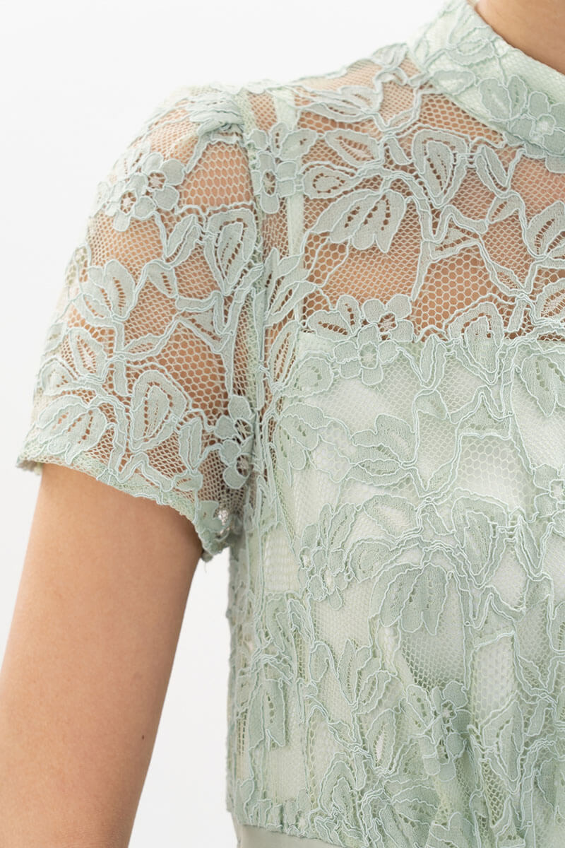 ミントグリーンのフローラルレースハイネックドレス