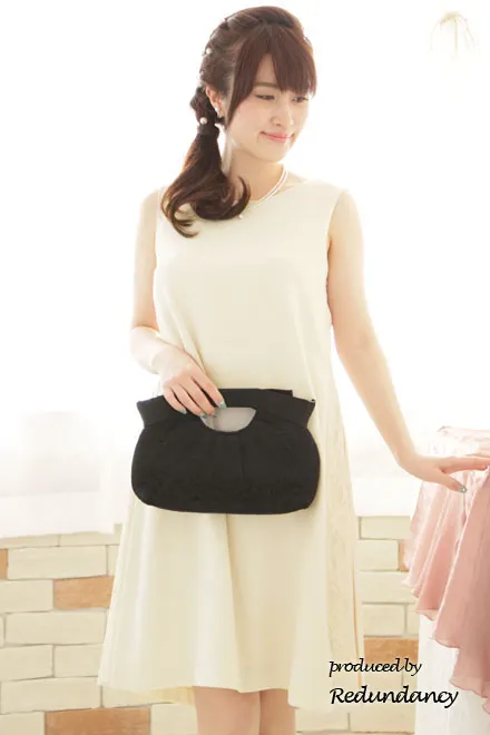 ライトベージュのY字バックフリルレース切替ドレス