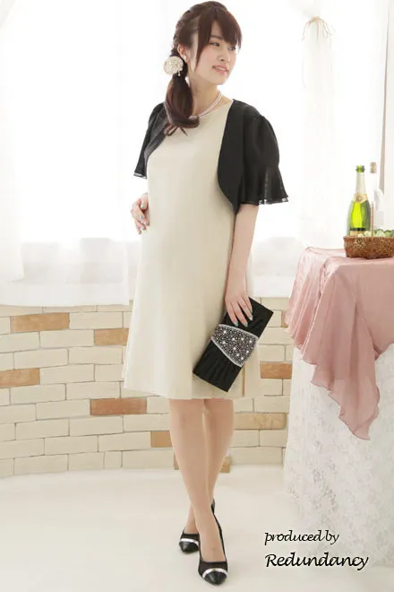 ライトベージュのY字バックフリルレース切替ドレス