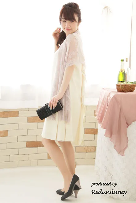 ライトベージュのY字バックフリルレース切替ドレス