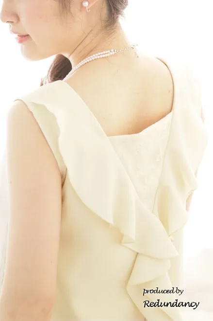 ライトベージュのY字バックフリルレース切替ドレス