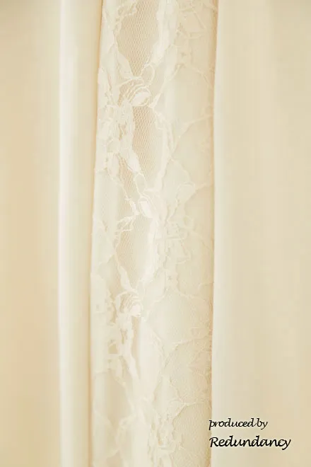 ライトベージュのY字バックフリルレース切替ドレス