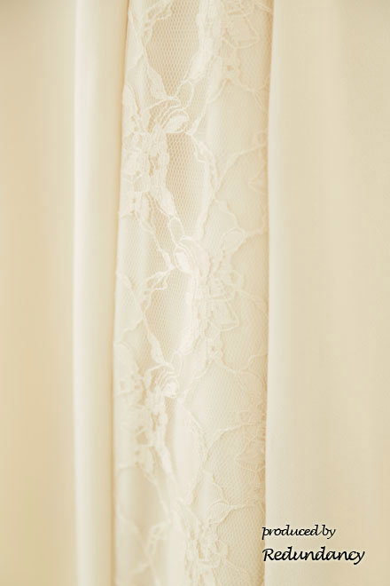 ライトベージュのY字バックフリルレース切替ドレス