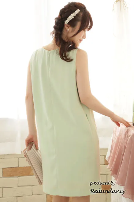 パステルグリーンのノースリーブタックドレス
