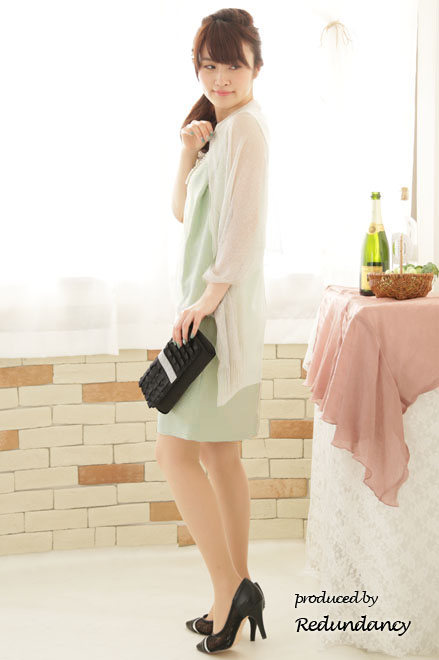 パステルグリーンのノースリーブタックドレス