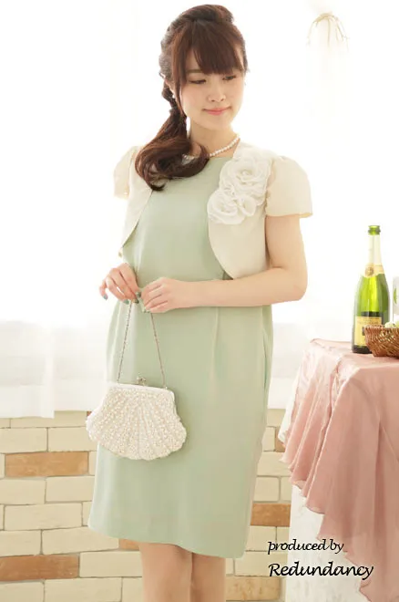 パステルグリーンのノースリーブタックドレス