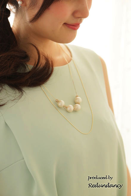 パステルグリーンのノースリーブタックドレス