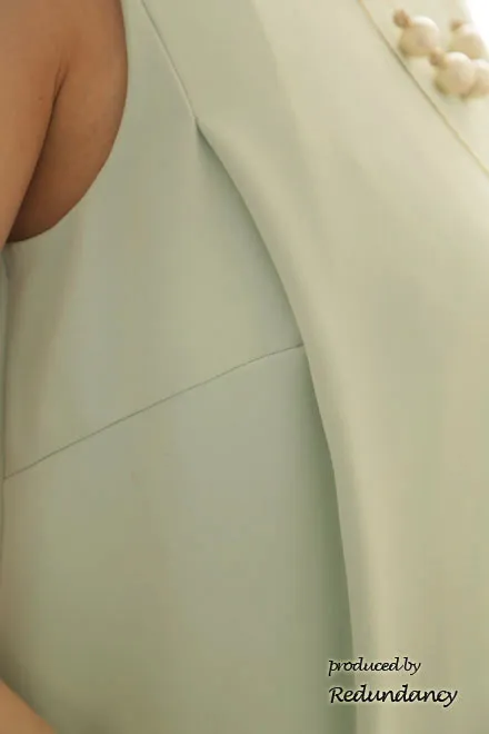 パステルグリーンのノースリーブタックドレス