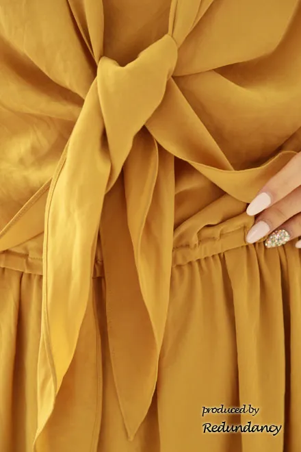 マスタードイエローのシワ加工サテンドレス