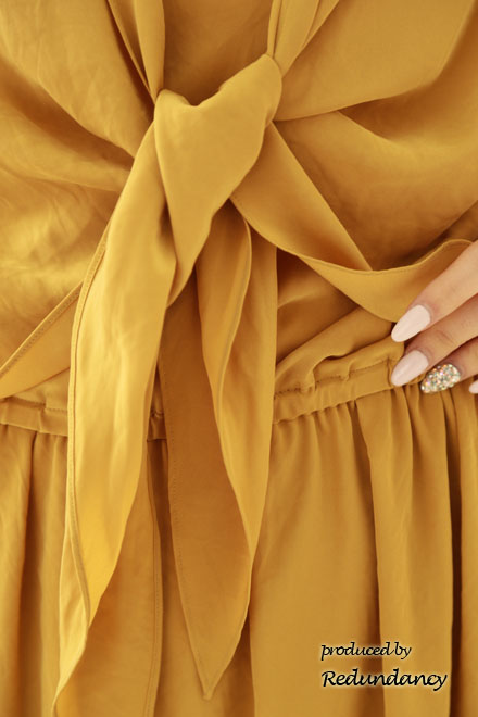 マスタードイエローのシワ加工サテンドレス