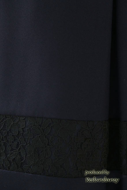 ネイビー×ブラックのレース切替パフスリーブドレス