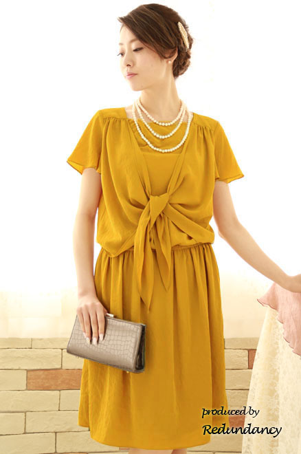 マスタードイエローのシワ加工サテンドレス