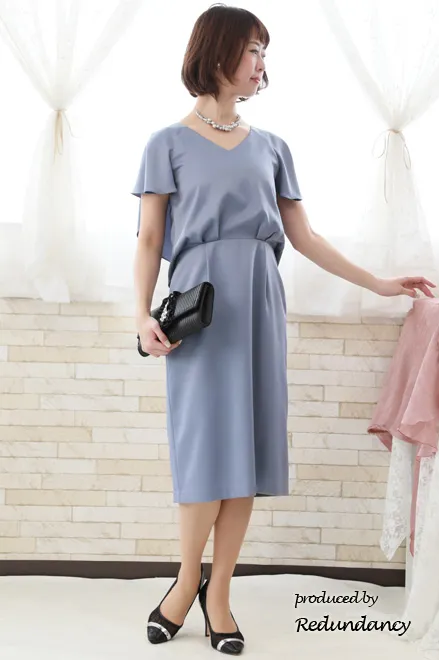 ブルーのバックレースタイトドレス