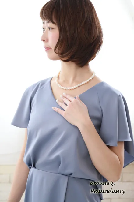 ブルーのバックレースタイトドレス