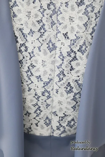 ブルーのバックレースタイトドレス