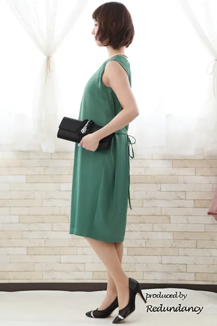 グリーンのバックリボン付きVネックドレス