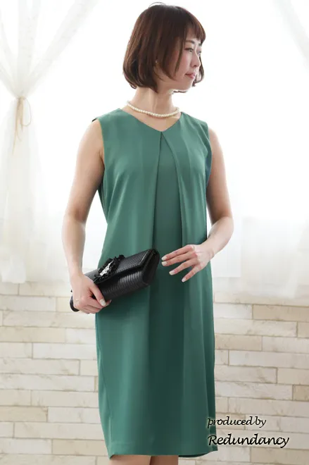 グリーンのバックリボン付きVネックドレス
