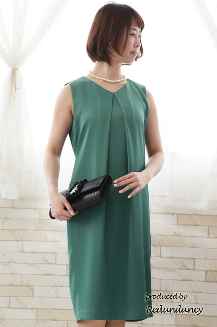 グリーンのバックリボン付きVネックドレス