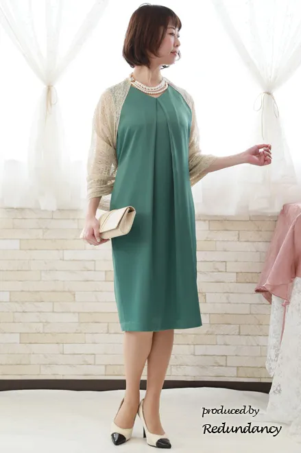 グリーンのバックリボン付きVネックドレス