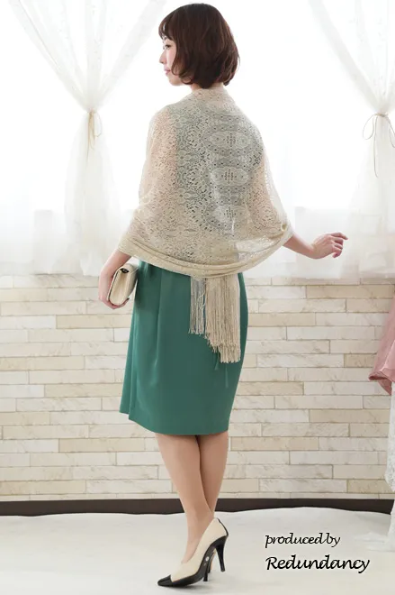 グリーンのバックリボン付きVネックドレス