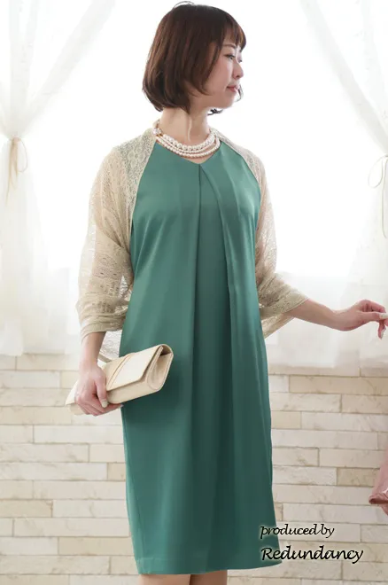 グリーンのバックリボン付きVネックドレス