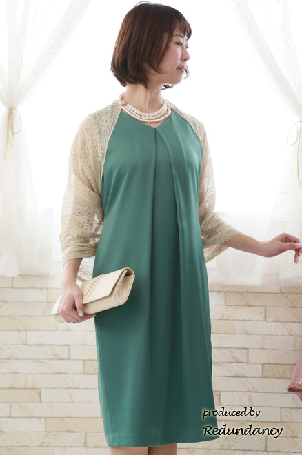 グリーンのバックリボン付きVネックドレス