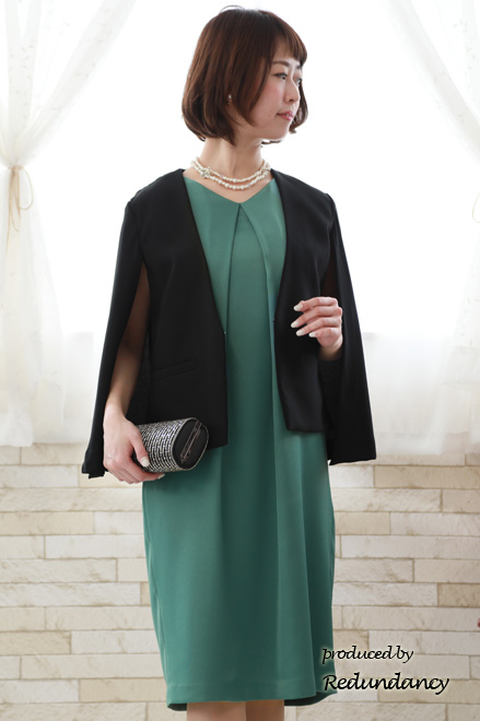 グリーンのバックリボン付きVネックドレス