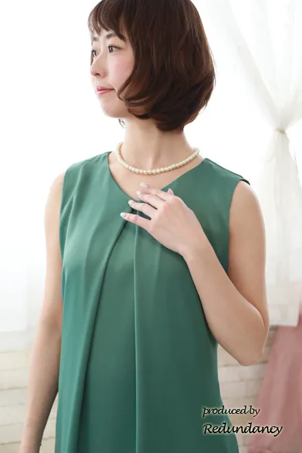 グリーンのバックリボン付きVネックドレス