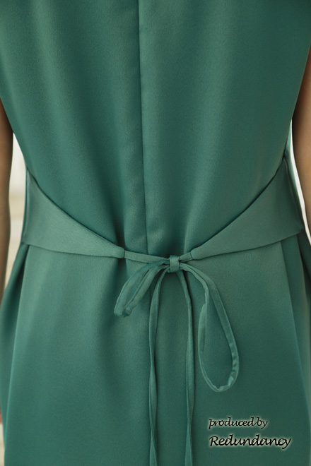 グリーンのバックリボン付きVネックドレス