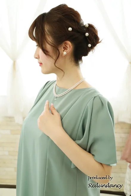 ライトグリーンのレース切替バックリボンドレス