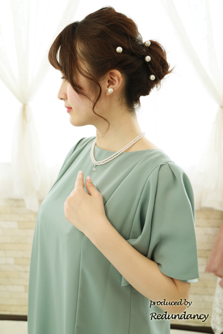 ライトグリーンのレース切替バックリボンドレス