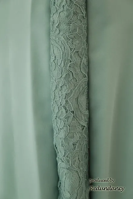 ライトグリーンのレース切替バックリボンドレス