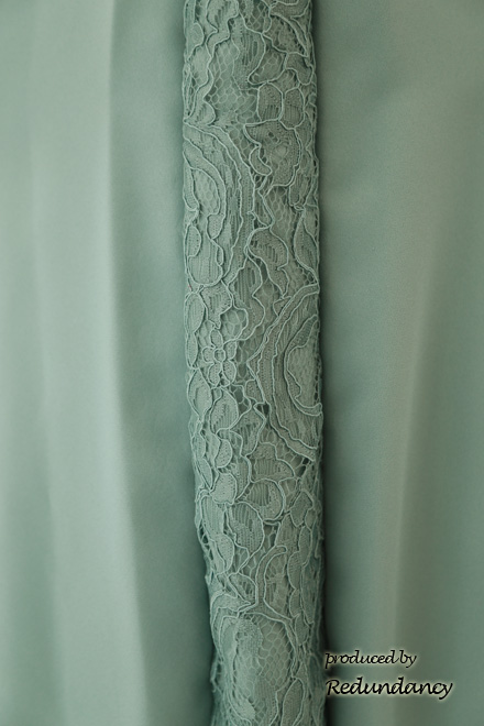 ライトグリーンのレース切替バックリボンドレス