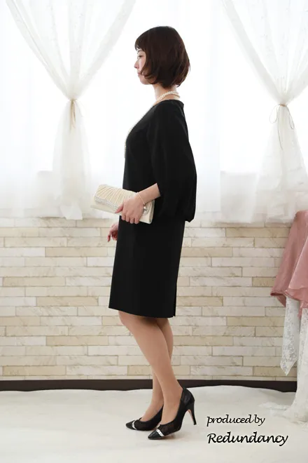 ネイビーのケープスリーブドレス