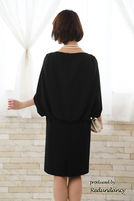 ネイビーのケープスリーブドレス