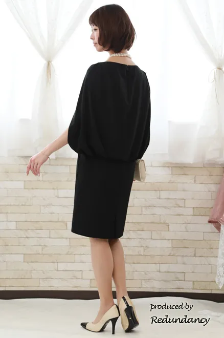 ネイビーのケープスリーブドレス