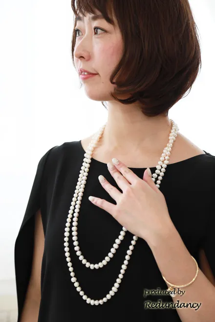 ネイビーのケープスリーブドレス