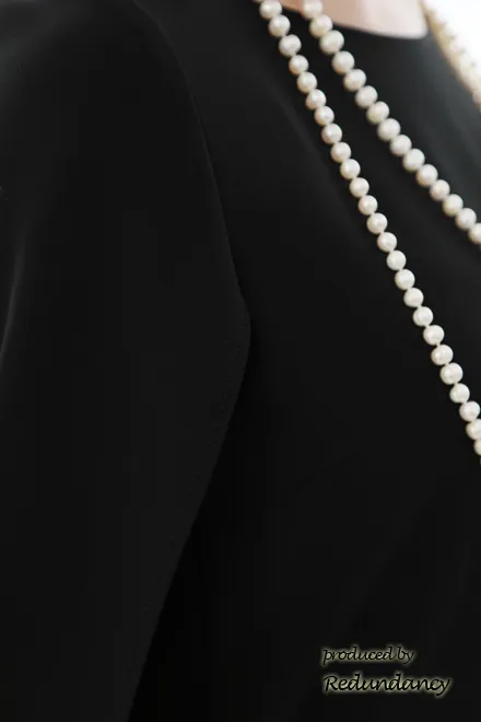 ネイビーのケープスリーブドレス