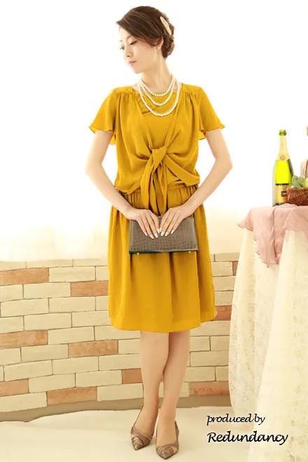 マスタードイエローのシワ加工サテンドレス