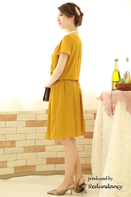 マスタードイエローのシワ加工サテンドレス